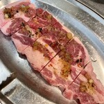 Horumon Riki - ラム肉(ハーブ風味)@700円  ジンギスカンとはまた違った焼肉屋のラムは炭火で炙るから香ばしさが格別！さっぱり塩で頂くのが吉だね！あぁ美味しい！