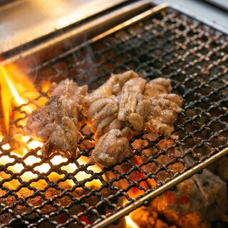 以高溫木炭烤鸡肉串阿波舞烤雞肉串。充分利用成分的傑作