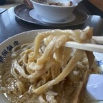 杭州飯店 - うどんのような独特の麺です。