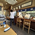 蓬扇 - お店内観。予約のお持ち帰りが並んでる。