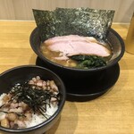 Menya Ibushi - 豚骨醤油ラーメン(900円)＋半チャーシュー丼(250円)