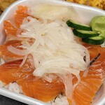 Onigiri Sushi Inada - 自家製オニオンピクルスのサーモン丼