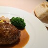 フランス料理 ラ・ミッション - ①フレンチ・ハンバーグ、マテラ酒ソース掛け、ブロッコリー&茹で甘藍、白隠元豆&ひよこ豆&紫色の豆添え
②パン2種
無理矢理な肉汁ではなく、自然な肉汁の旨み
控えめなソースもバランスが○