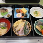 Kari No Gawa - 料理の写真を少しだけクローズアップしてみた。色合いが美しい。自分で作る料理は茶色に偏るのだが、色を散らせる調理技術が生かされているのだろう。