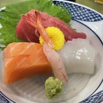 懐石料理　狩野川 - 刺身の写真だ。トラウトサーモンの是非は抜きにして、美味い刺身だった。特に本鮪は捌きたてではない筈だが、街の寿司屋顔負けの味わいを有していた。