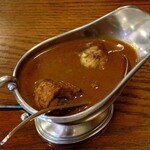 ベンガル - 骨付きチキンカレー。グレービーボートにグレービーレードルという昔ながらのスタイルで供された。