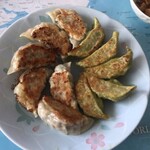 手包餃子 餃 - 蓮根が入っている餃子左とはたけの里芋餃子右