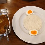 ベンガル - 骨付きチキンカレー (1300円) [ライス半分]、ゆで玉子 (100円) [トッピング]