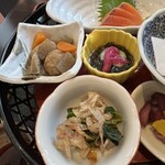 旬菜の味わい がら里 - ほうれん草おひたし　肉だんご煮　自家製もずく酢　サーモン