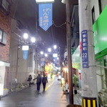 幸っちゃん寿司 - 香里新町げんき通り商店街に入っていきます