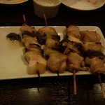 ワインとクラフトビール はるばる - 自慢の炭火串焼き2種