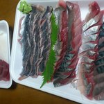 土橋鮮魚店 - 2000円分の鯖と秋刀魚、蛸刺し。烏賊と赤身はサービスでした。