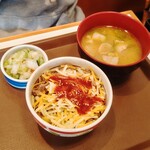 Sukiya - ヤンニョムチーズ牛丼