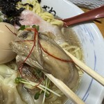 中華そば 半ざわ - 「牡蠣出汁ラーメン」の牡蠣
      2024年5月5日