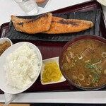 四日市ヒモノ食堂 - サーモンハラミ、豚汁（味噌汁を豚汁に変更した）