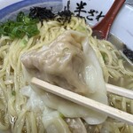 中華そば 半ざわ - 「牡蠣出汁ラーメン」のワンタン
      2024年5月5日