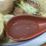 中華そば 半ざわ - 「牡蠣出汁ラーメン」のスープ
            2024年5月5日