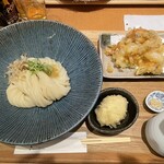Kirimugiyajin Roku - ぶっかけうどん＋半熟たまご＋あさりのかき揚げ