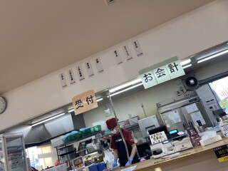h Yokkaichi Himono Shokudou - カレーやうどんもあった。厨房は魚焼くので忙しそう。食後に会計した