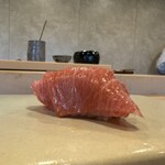 鮨中村 - シャリもこんもりしてるはずなのに、それを覆い被せるほどのネタの大きさ。加工なしの画像。出てきた順に投稿したいけれど、今回よく撮れたと思うこちらをカバー写真に。