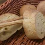 ラ タヴェルナ - 手前がにんじんパン、奥が自家製パン。