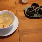 CAFE NADI - 本日のスープと味変用薬味