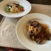 カーサ ヴェッキア - 左奥・ホタルイカとスナップエンドウ ペペロンチーノスパゲッティーニ、右手前・牛スジ肉とキノコの赤ワイン煮込みのソース