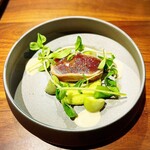 イル ネッビオ - 初ガツオのパンチェッタ巻きロースト そら豆とえんどう豆　です(o^^o)