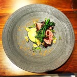 イル ネッビオ - 子羊肩ロースのスパイス風味ロースト 熟成じゃがいもとニンニク ブラックオリーブのソテー添え　です(o^^o)