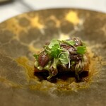 レミニセンス - 蛍烏賊と、春巻き風のフカヒレ包み揚げ。
      ベースはバジル風味ですが、贅沢にもブレザオラでも塩味を加えて、複雑な味わいに。