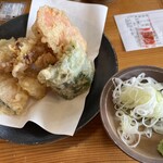 愛庵 - 下足と野菜天。サクサク熱々。ねぎもたくさんで嬉しい。