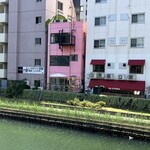 Cawaii - 亀島川側から撮影した外観(中央のピンク色の建物が当店)