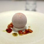 レミニセンス - 球体を割ると、中にはフレッシュな苺とムース。