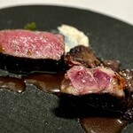 レミニセンス - じゃーん、ラッキー♪
      この日のメインは、大好きな小鳩（右）でしたが、当日キャンセルの方の松阪牛のシンシン（左）まで♡
      もう夢のダブルメイン！
      特に、小鳩は柔らかさといい風味といい、無双です(^^)