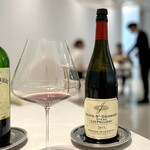 レミニセンス - 小鳩には、ジャン・グリヴォーのレ・プリュリエール。
      まだ9年熟成ですが、ふくよかな果実味、繊細な酸。
      期待するピノの要素が充実しています。
      これは、たくさん飲みたいです〜(^^)