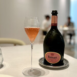 レミニセンス - 苺のデザートに合わせて、ロゼ・シャンパーニュ。
      バラの香りがあるシャンパーニュが、苺のデザートを引き立てます。