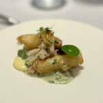 レミニセンス - 北海道産ホワイトアスパラはフリットで。
                                赤貝やミル貝、牛タンとテールも一緒に。この季節らしい爽やかな一皿。