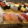 Banya No Sushi - セットメニュー　桜
                生げそ、甘えび、たこ、玉子、えびマヨ、もみじこ、いか、まぐろ、サーモン、ぶり、さす