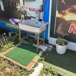 ニューホットマサラ - 外に手洗い場あります。
      便所の手洗い場ももちろんデカいヤツ。
