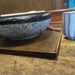 Mendokoro Oogi - 味噌うどん(特盛)の丼、横から撮影。参考に割り箸と湯呑みを添えてみました。