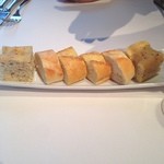 ビオディナミコ - おなじみ自家製フォカッチャ。ローズマリー、豚の脂、ポレンタ入り。