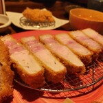 Tonkatsu Nobu - 照明の影響で上手く撮れないんだが!!断面の浮き出る肉汁が美しい。