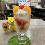 ヴェルサイユ - ミニパフェ(ストロベリー)  480円(税込)  ※単品で