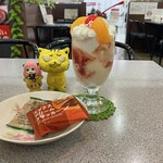 ヴェルサイユ - ミニパフェ(ストロベリー)  480円(税込)  ※横からも