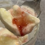 ヴェルサイユ - ストロベリーソースが、とろ〜〜り