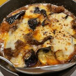 クッチーナ マッジョ - 牛スジと揚げなす、モッツァレラのオーブン焼き
