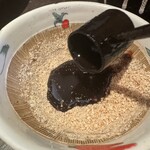 かつ膳 - ゴマにソース