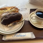 Takase - 僕のチョイスはエクレアと唐揚げタルタルパン。コーヒーにはフレッシュを投入する。手前のタカセのおしぼりは、土産として持ち帰るのもアリだろう。