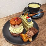 Cafe & sweets Cherfi - 斜め上から　シェルフィさんと言えばピスタチオ。ピスタチオラテもこれだけで1品のスイーツになるぐらい甘くて濃厚。