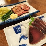 徳田酒店 - ベーコンの燻製、鰹のタタキ(塩)
